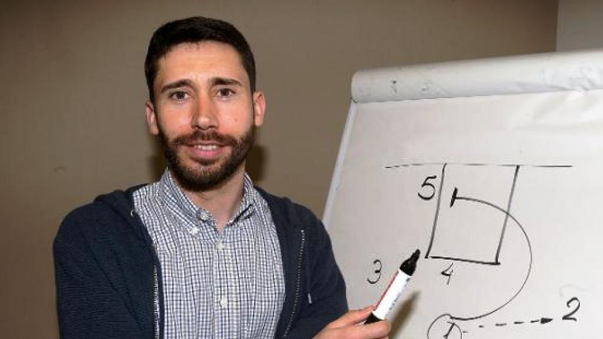 Jacinto Carbajal con su herramienta de trabajo.