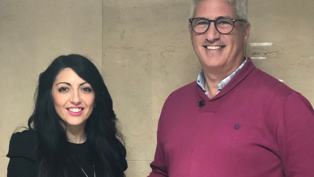 Almudena Serrano e Ismael Torres, tras sellar el acuerdo.