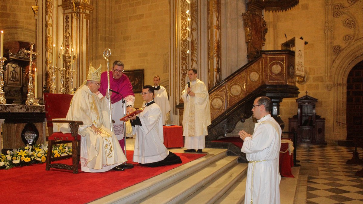 Antonio Jesús González es presentado al obispo por el rector del Seminario.