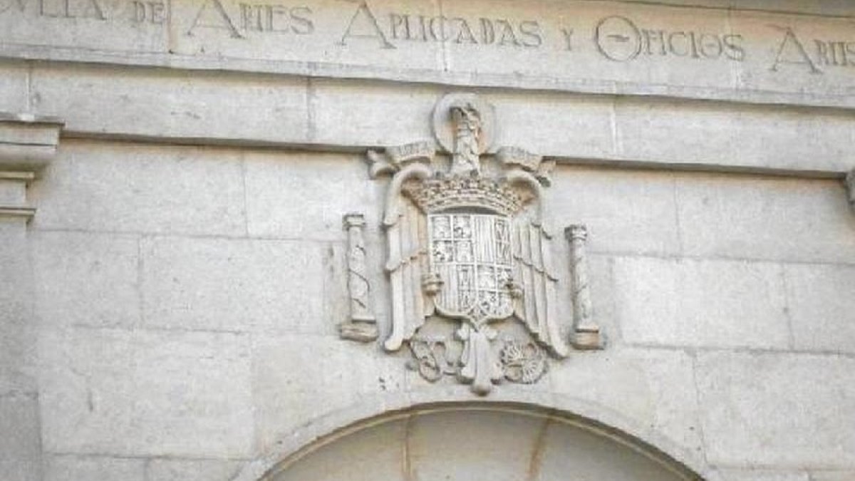 El escudo franquista, aún en la Escuela de Arte.