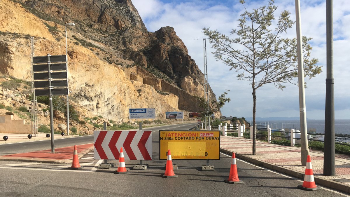 Corte de la carretera situado en Aguadulce.