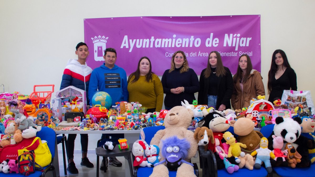 Las concejalas y jóvenes de Sol Descalzo con los juguetes.