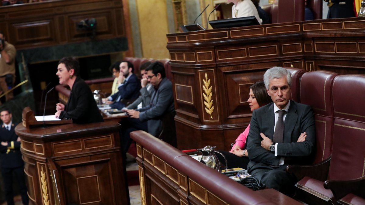 El momento que Suárez Illana da la espalda a la portavoz de EH Bildu.