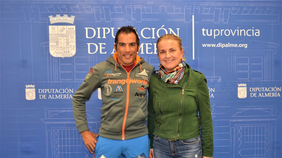 El montañero junto con la diputada de Deportes de la Diputación de Almería.
