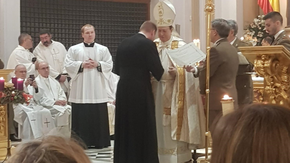 Momento en el que recibe la condecoración.