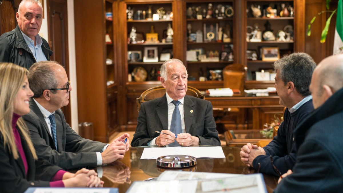 Gabriel amat durante la firma de los convenios.
