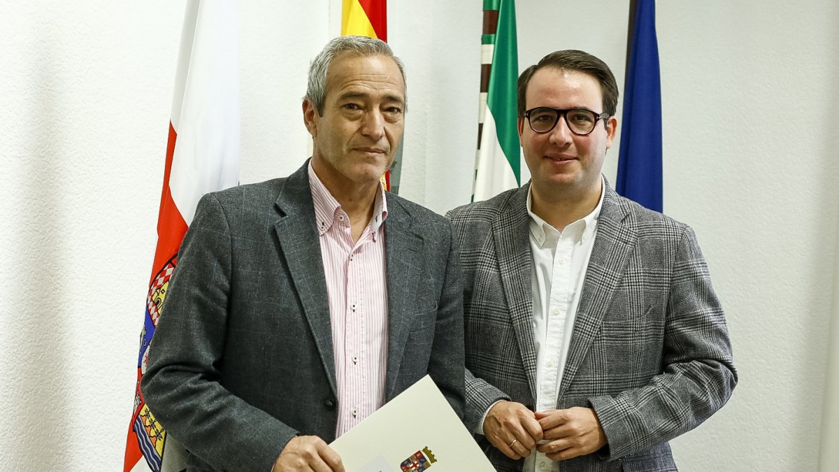 El alcalde de Dalías junto al diputado provincial.