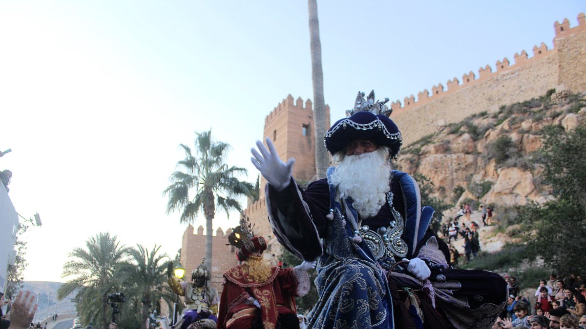 Los Reyes Magos a su salida desde la Alcazaba y por la calle Almanzor.