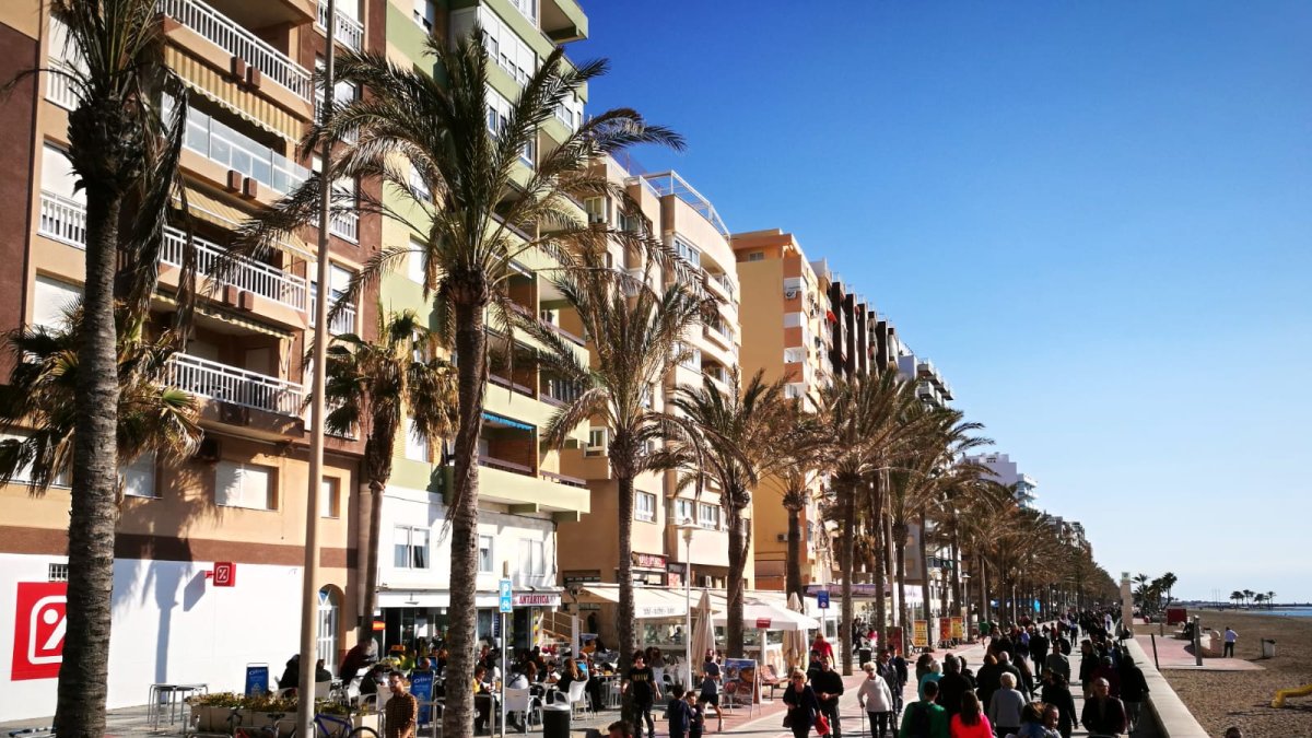 El Paseo Marítimo de la capital se encuentra ahora abarrotado.