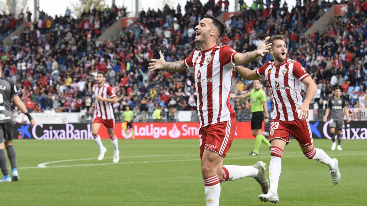 El goleador rojiblanco celebra un gol en el Mediterráneo.