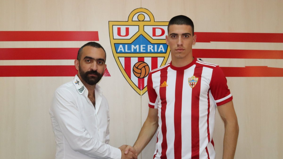 Mohamed El-Assy con el portero serbio del Almería.