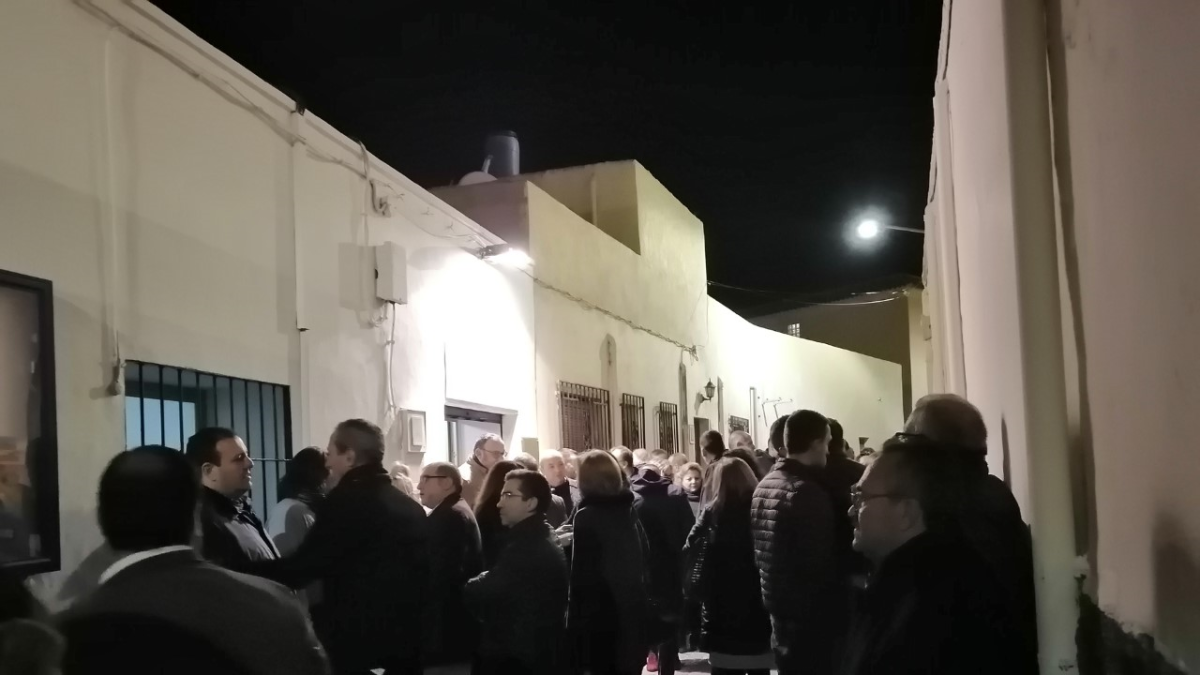 Antonio Gonzálvez recibiendo el pésame de José Luis Pastor.