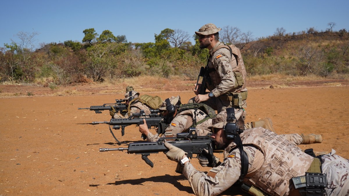 Componentes del Grupo de Artillería realizan ejercicios de tiro