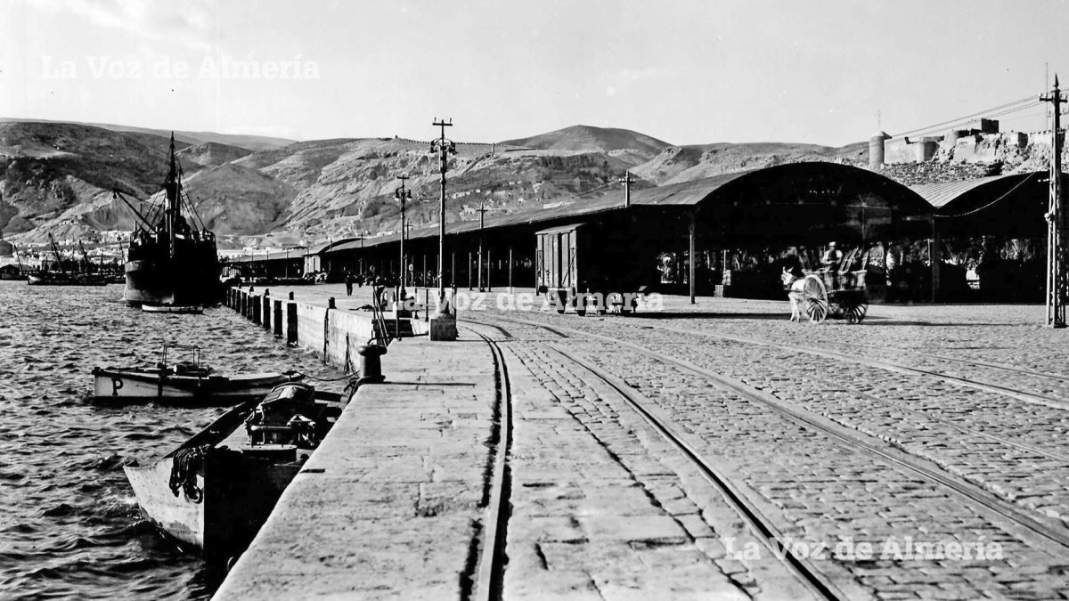 El puerto era nuestra vía principal que nos comunicaba con el exterior. En los años 20 llegó el tren al puerto y se ampliaron los tinglados.