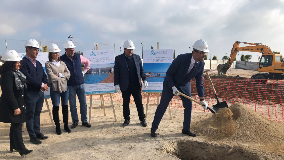 Colocación de la primera piedra.