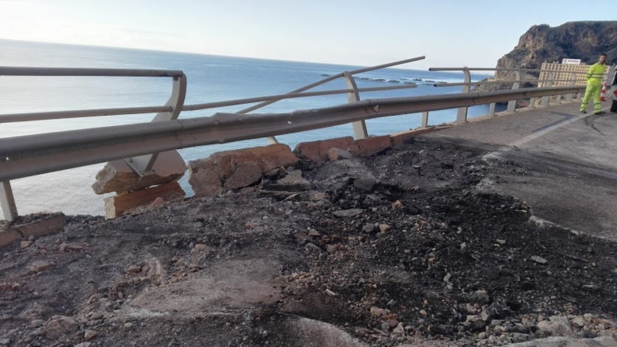 Socavón producido en El Cañarete por la caída de la roca.