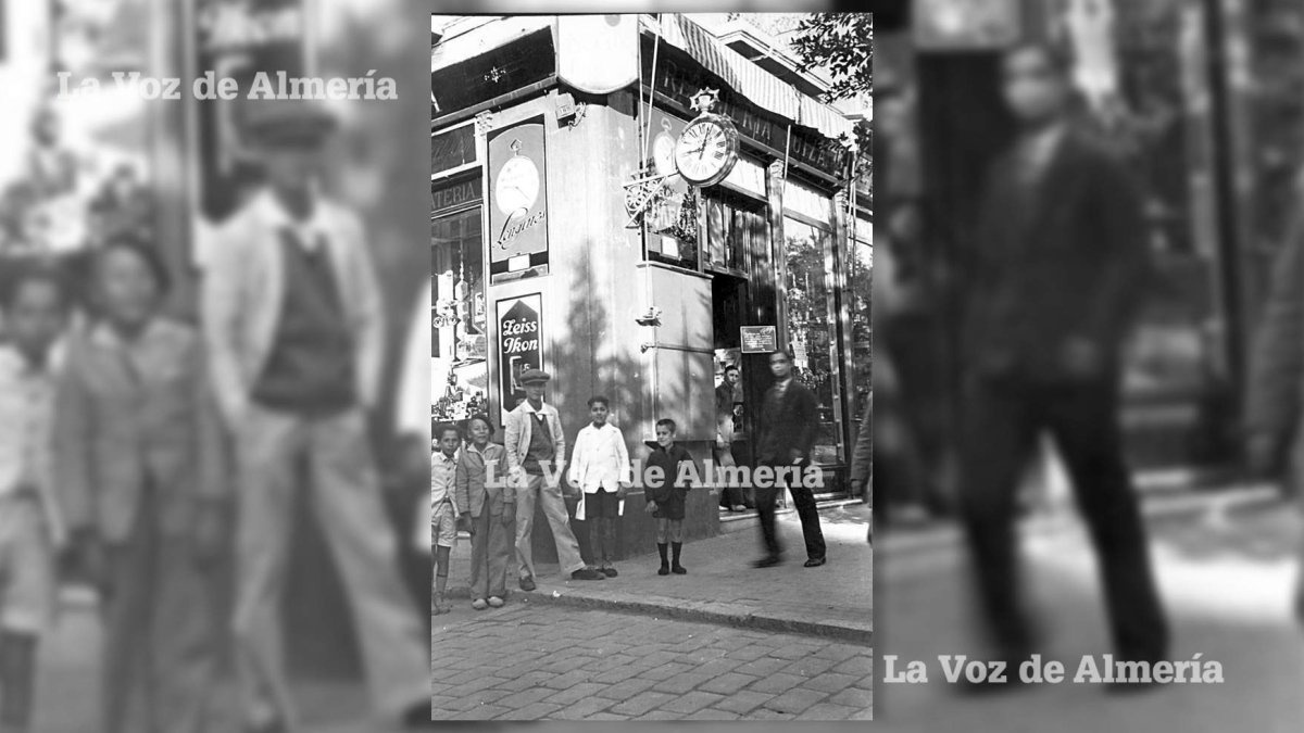 En los años veinte el Paseo era el centro de la actividad comercial de la ciudad. Uno de los negocios más importantes era entonces la relojería Suiza