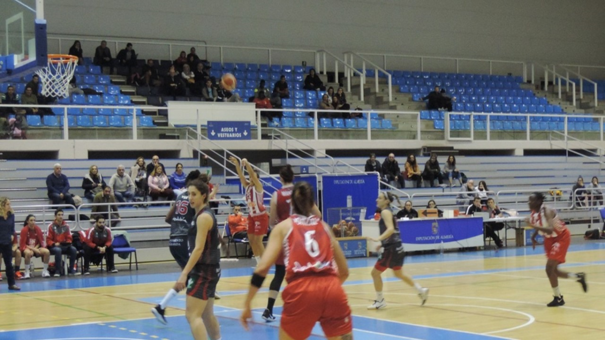 Las jugadoras almerienses mejoran con el nuevo entrenador.
