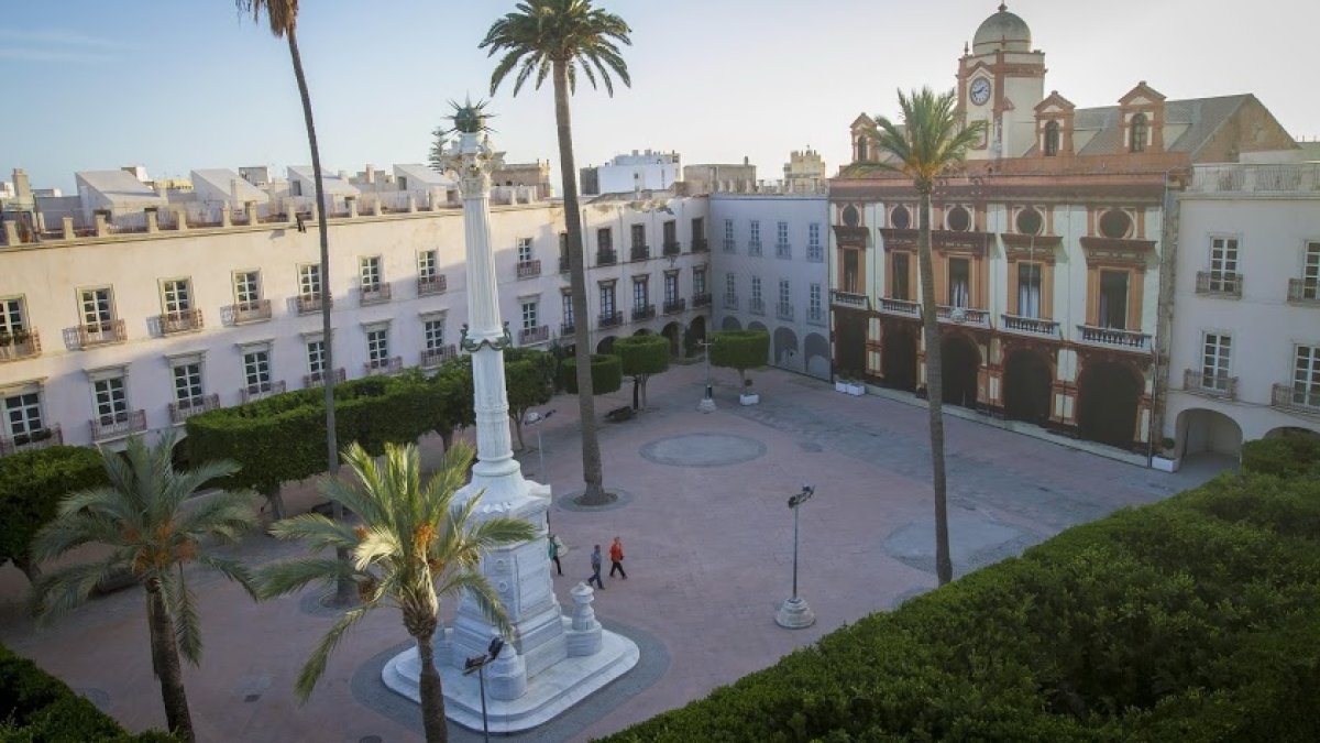 Imagen de la Plaza Vieja de Almería con el Pingurucho.