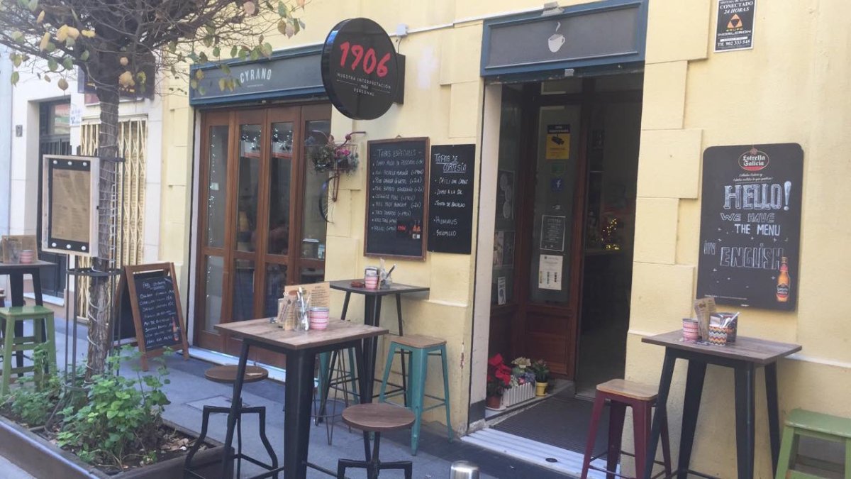 La entrada a café Cyrano, en Méndez Núñez.