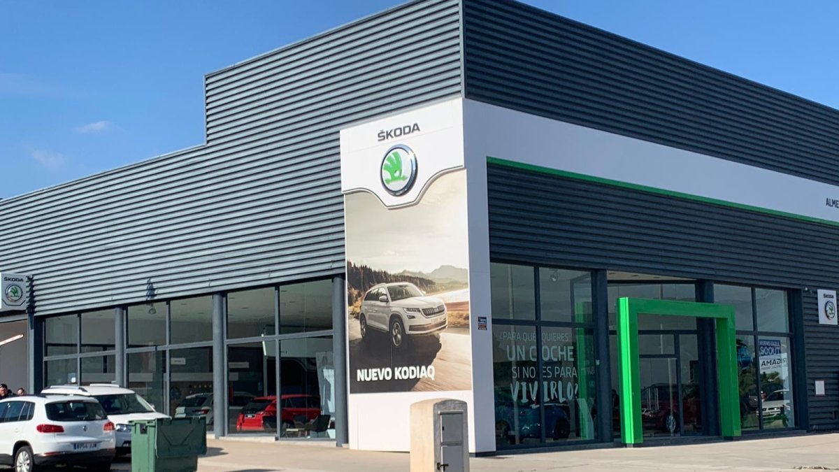 La nave de Skoda está ubicada frente a la sede central de Saveres en Huércal de Almería.