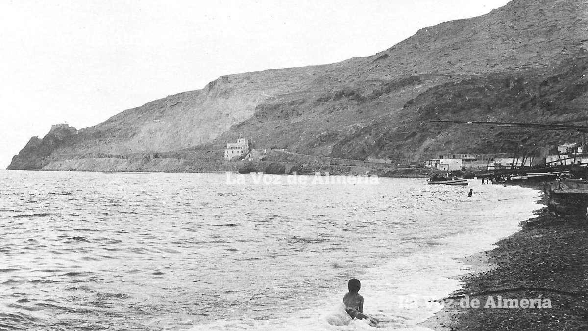 Las playas de la ciudad llegaban entonces hasta el comienzo de la carretera donde destacaba el edificio de la venta de Eritaña.