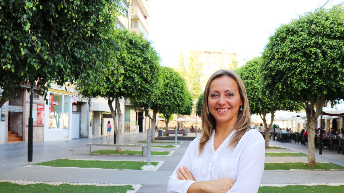 Silvia García posa en la icónica Plaza Marqués de Heredia.