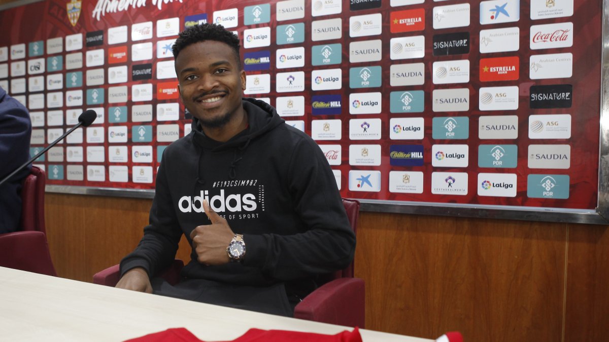 Wilfrid Kaptoum llevará el 14 en el Almería.