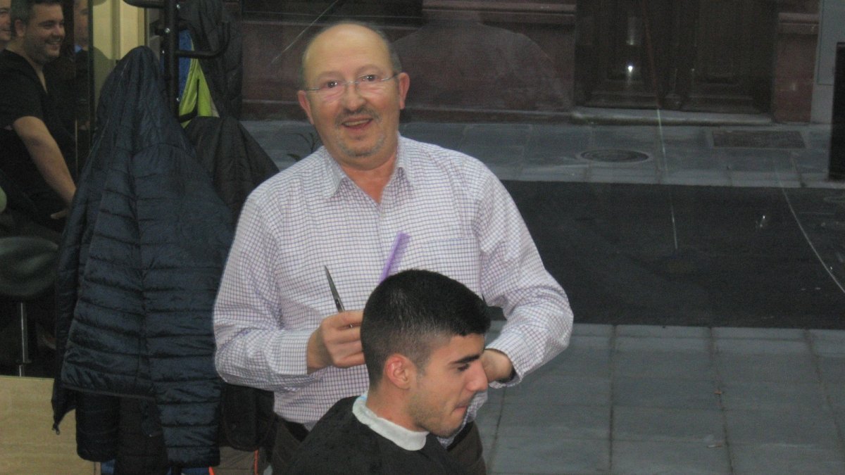 El peluquero Luis García en uno de sus cortes de pelo, el pasado 31 de diciembre. Foto de J.L. Laynez