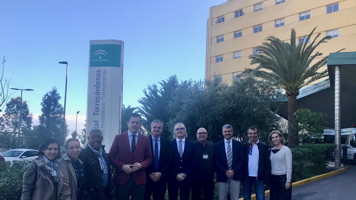 Las autoridades en la visita del Hospital Universitario de Torrecárdenas.