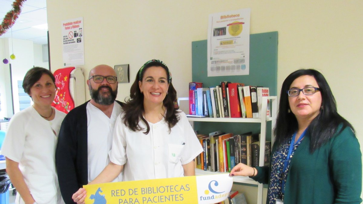 Responsables de la biblioteca con el distintivo de la red.