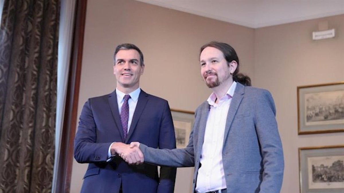Pedro Sánchez y Pablo Iglesias, tras la firma del acuerdo.