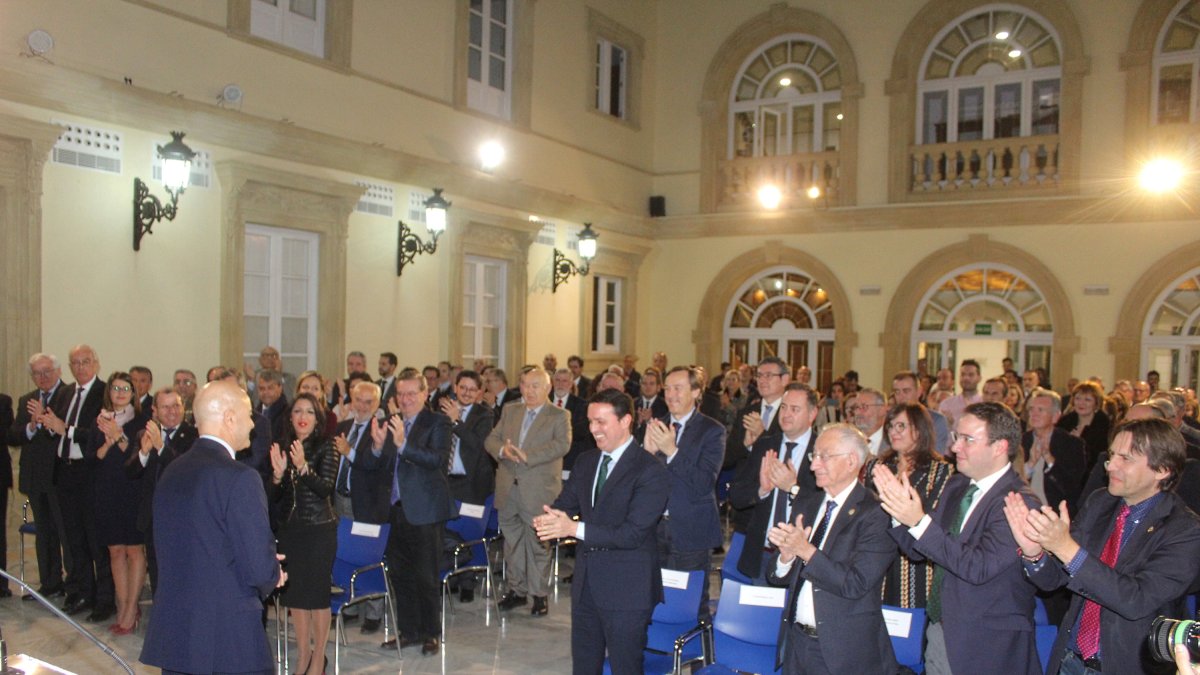Diego Martínez Cano recibió una cerrada ovación tras recibir el Escudo de Oro de la Provincia.