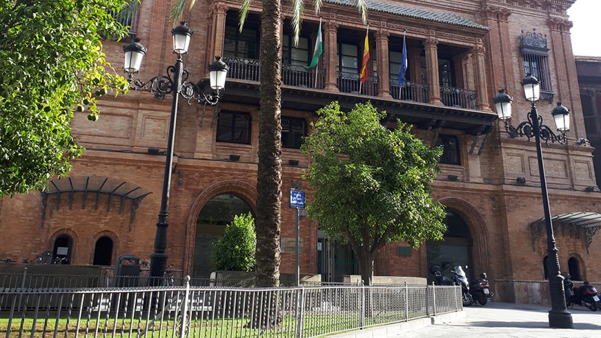 Entrada del edificio Coliseo, que alberga la sede de la Agencia Tributaria de Andalucía.