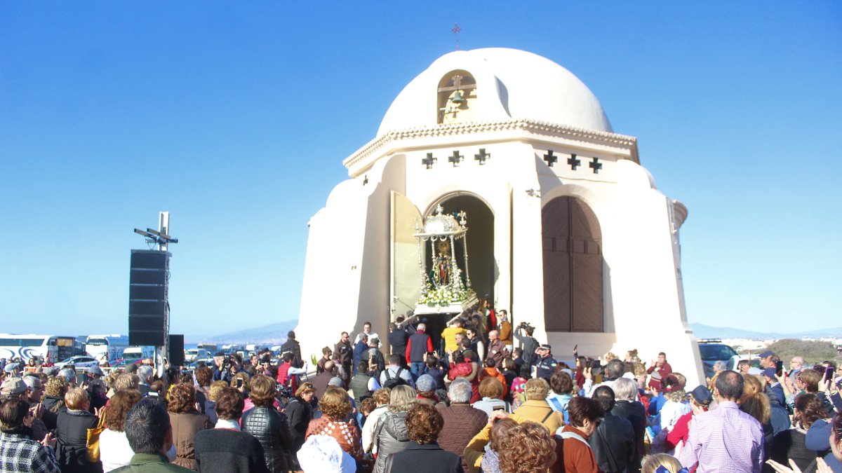 La imagen vicaria de la Virgen del Mar, entrando en la ermita de Torregarcía, donde pasó la jornada de romería en la playa almeriense.