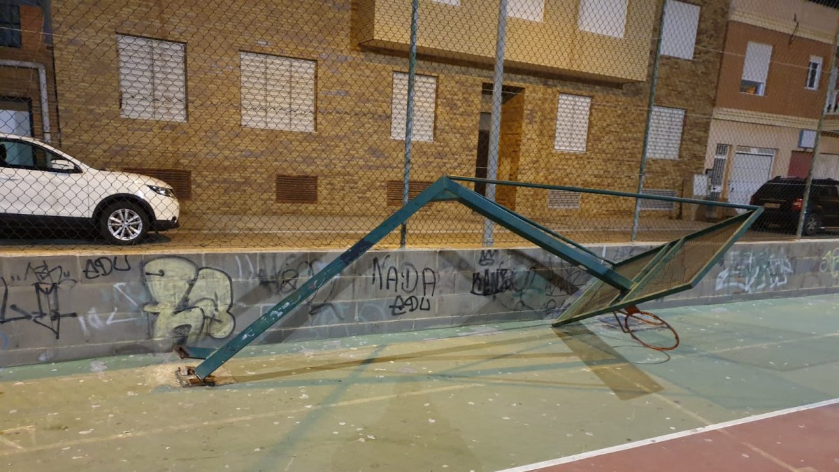 Estado en el que ha quedado la canasta en las pistas de Loma Cabrera.