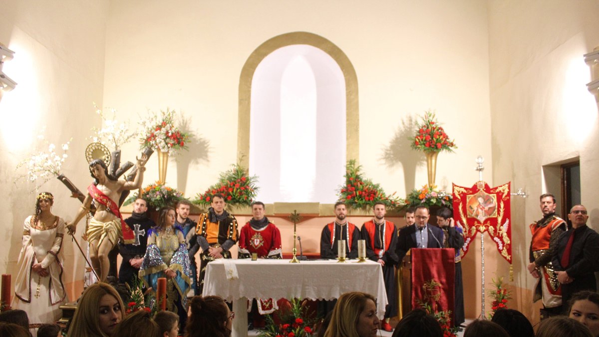 El presidente de la Asociación de Moros y Cristianos presentó al pregonero en la bajada de San Sebastián.