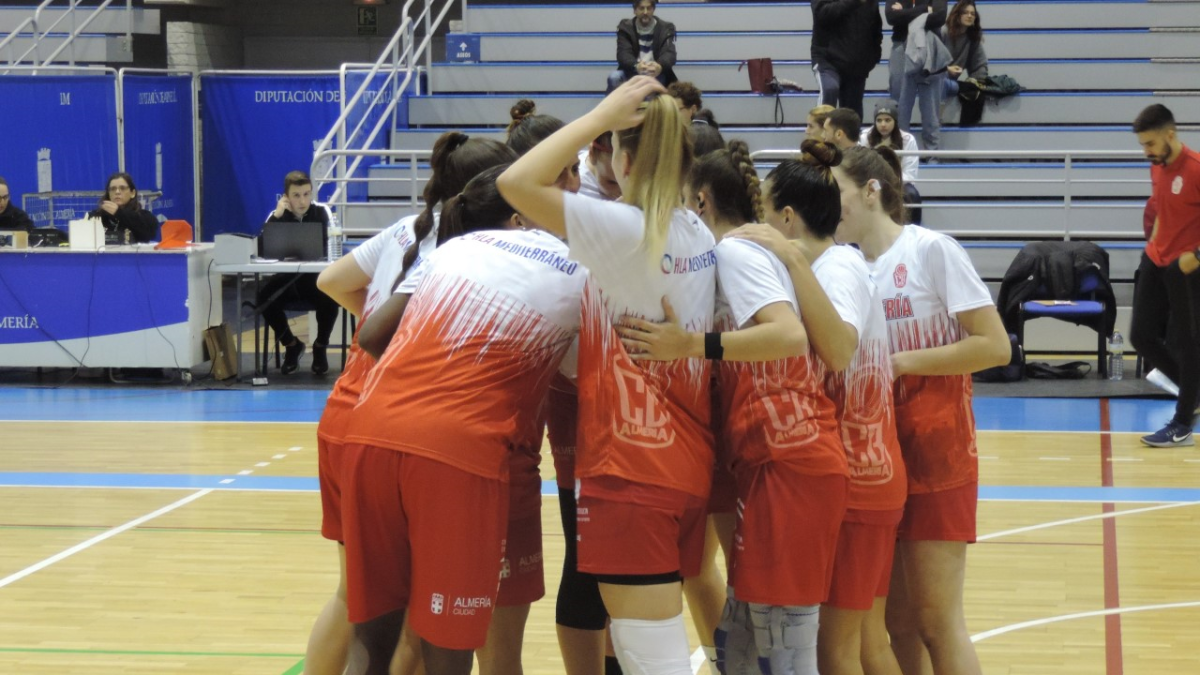 Las jugadoras almerienses haciendo piña.