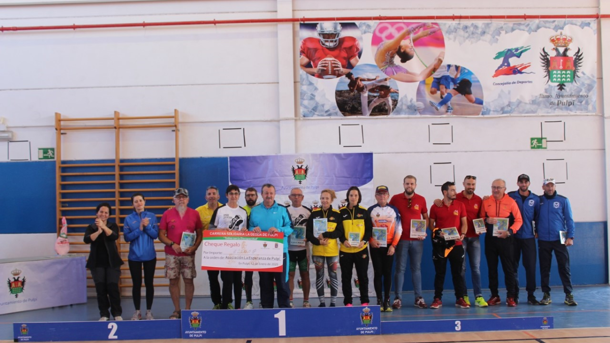 El alcalde con el cheque y los ganadores.