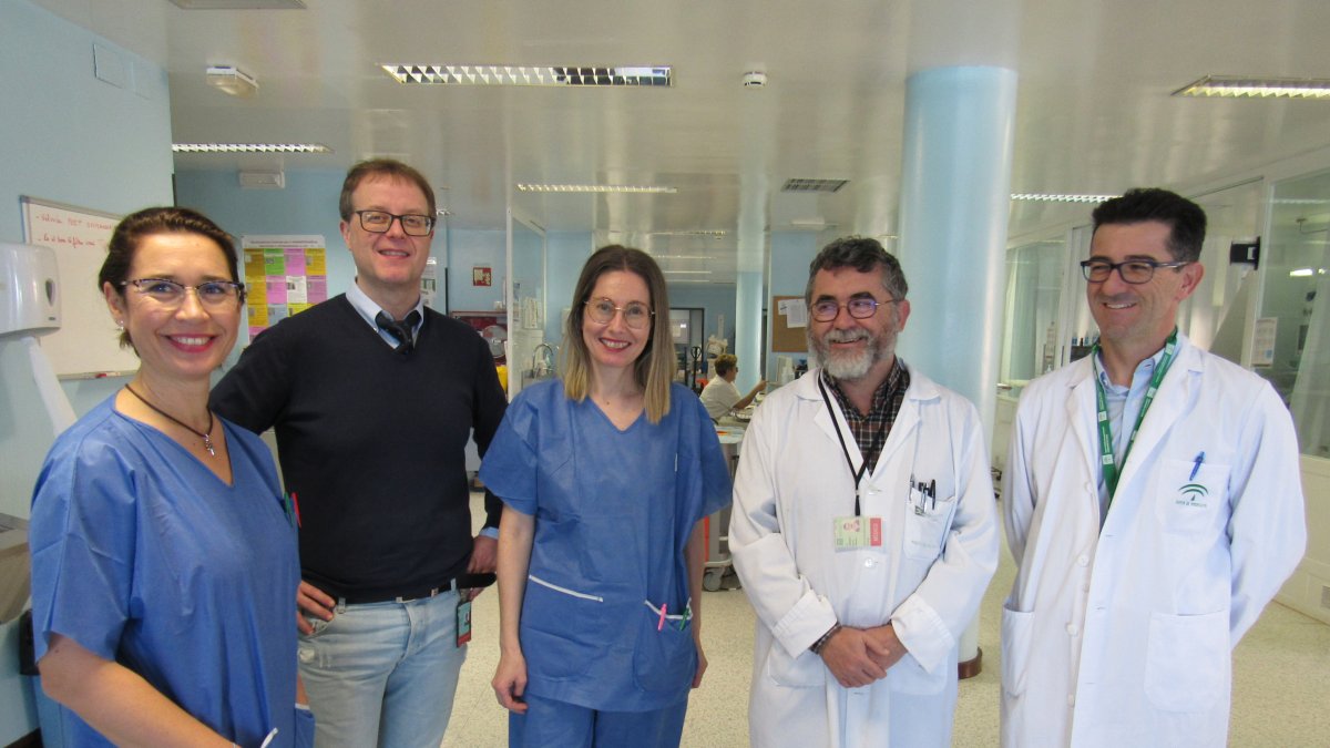 Los doctores Antonio Cárdenas, Francisco Cañabate y Emilio Robles-Musso, junto a enfermeras de la UCI.
