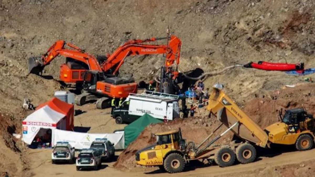 Vista del operativo de rescate de Julen de un pozo de Totalán. /Álex Zea- Europa Press -