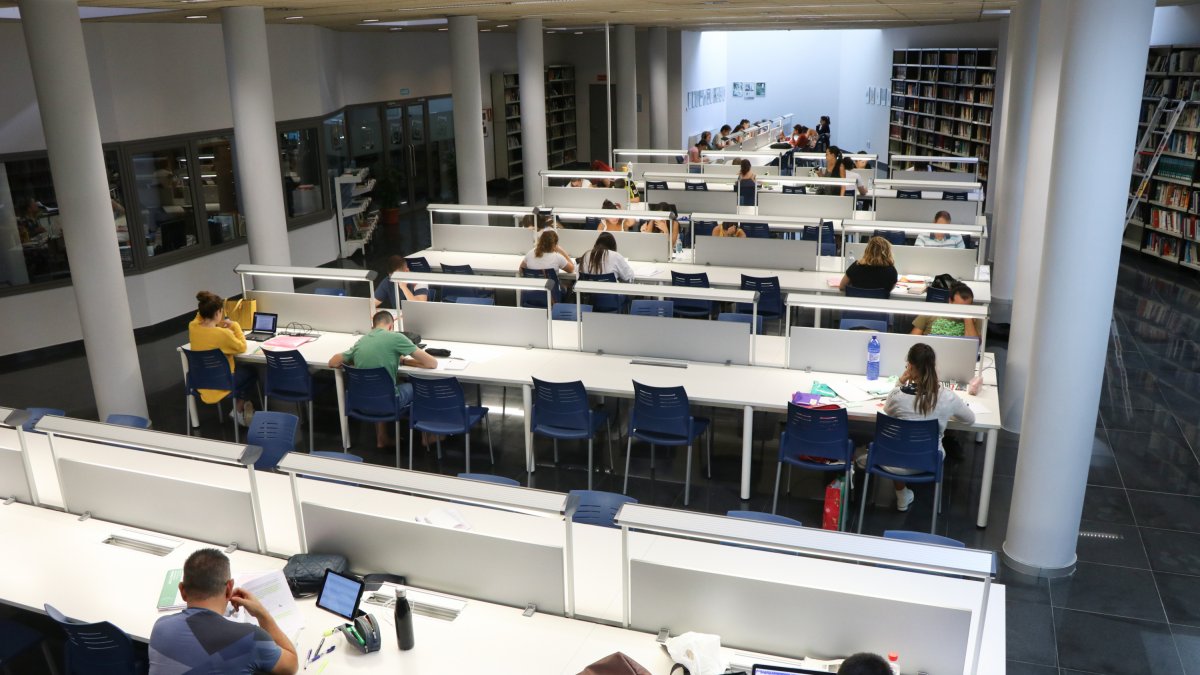 Estudiantes en la sala de estudio de la Biblioteca Central de El Ejido.