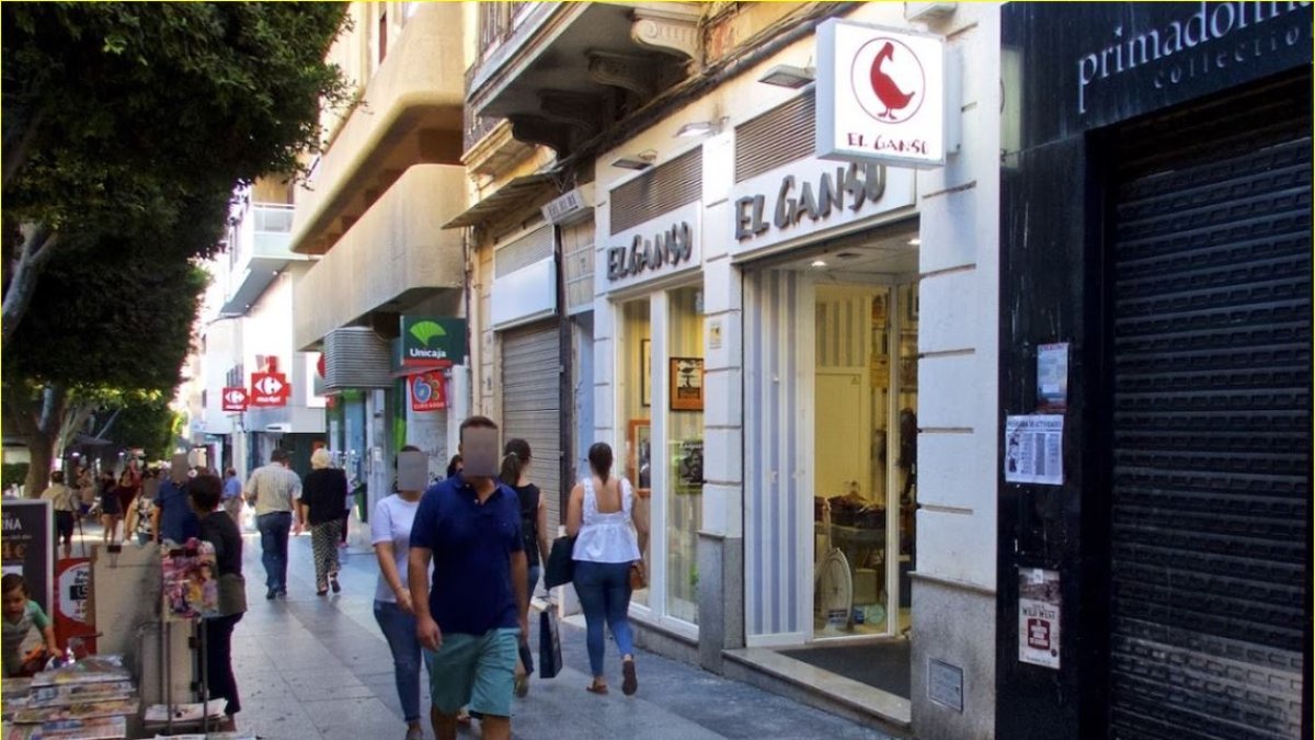 Tienda de ropa de El Ganso, en el Paseo de Almería.