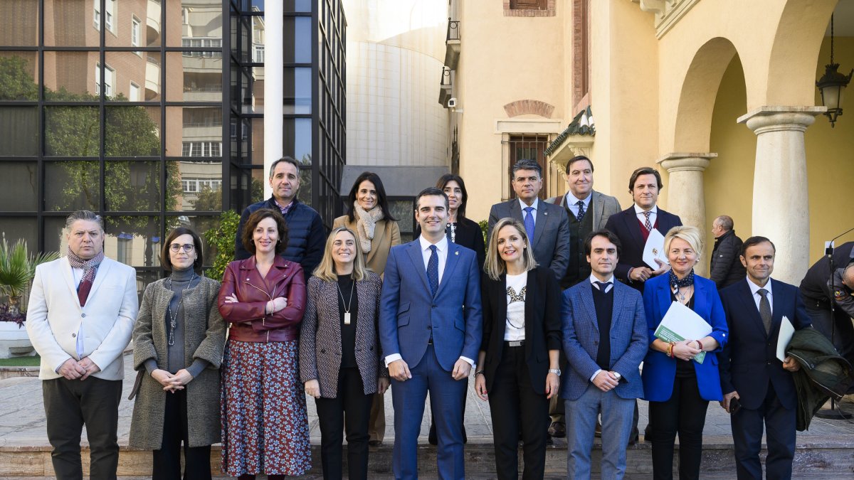 Foto de familia tras la firma del convenio.
