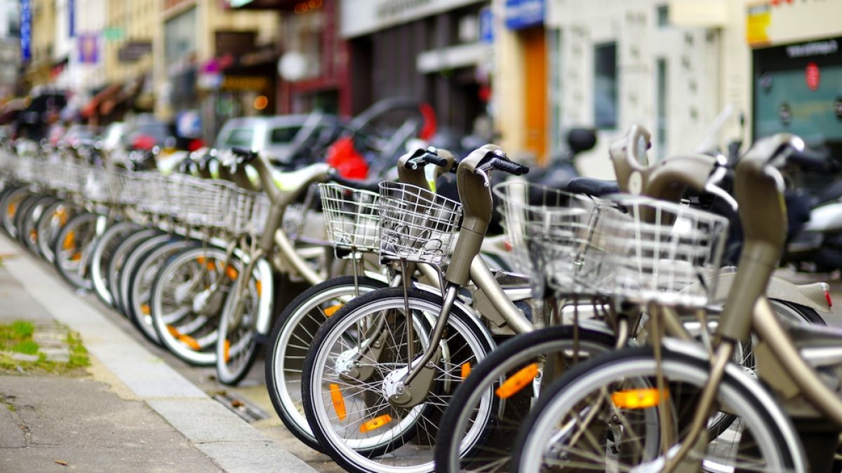 Punto de alquiler de bicis en una ciudad europea.