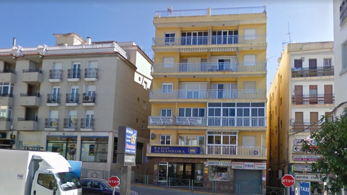 Imagen del edificio donde se encuentra la vivienda incendiada. Fuente: Google.