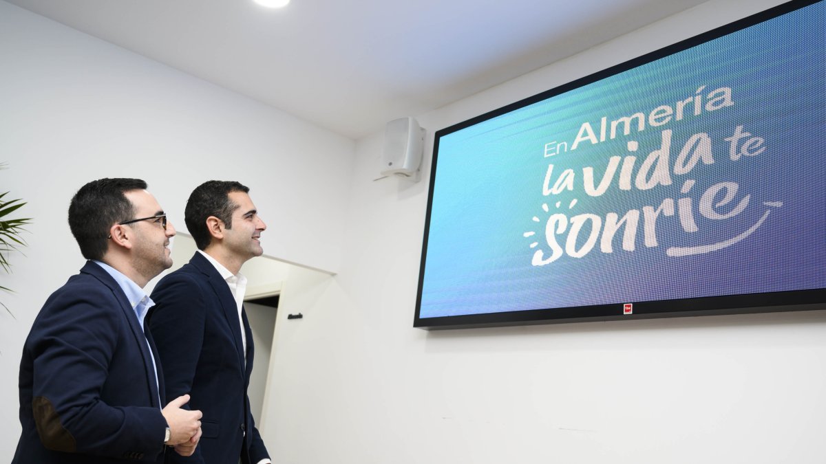 Ramón Fernández-Pacheco y Carlos Sánchez en la presentación del nuevo eslogan.