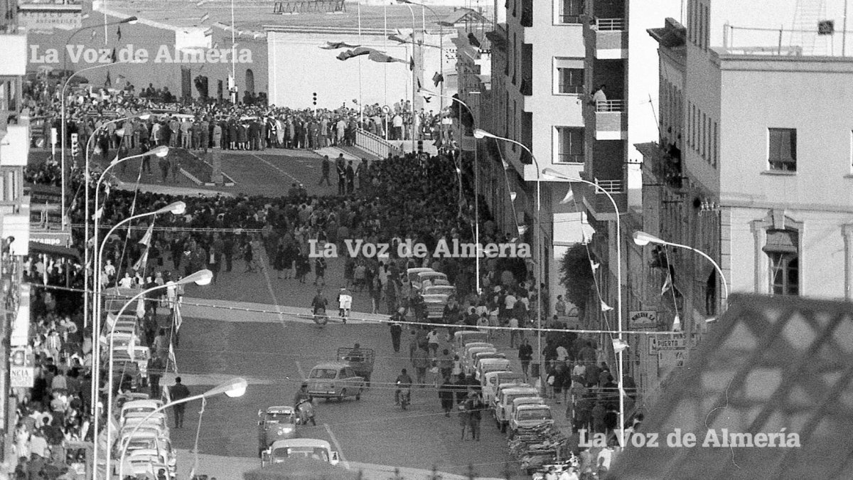 Un puente moderno sustituyó a la vieja pasarela de posguerra forjada en hierro y grabada con vivas a Franco.