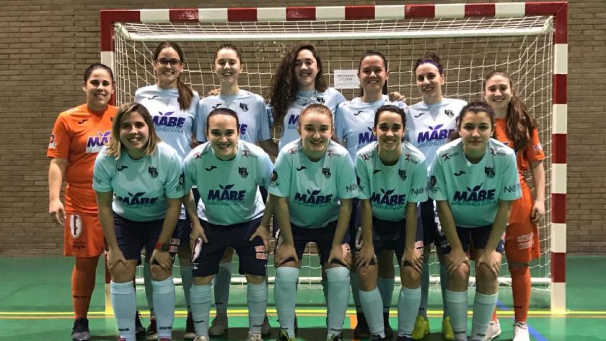 Las jugadoras celestes posando en la portería.