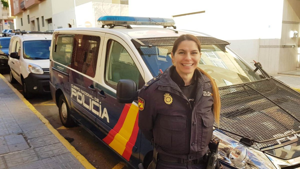 Agente de la Comisaría del El Ejido que convenció a la mujer para que no se tirara.